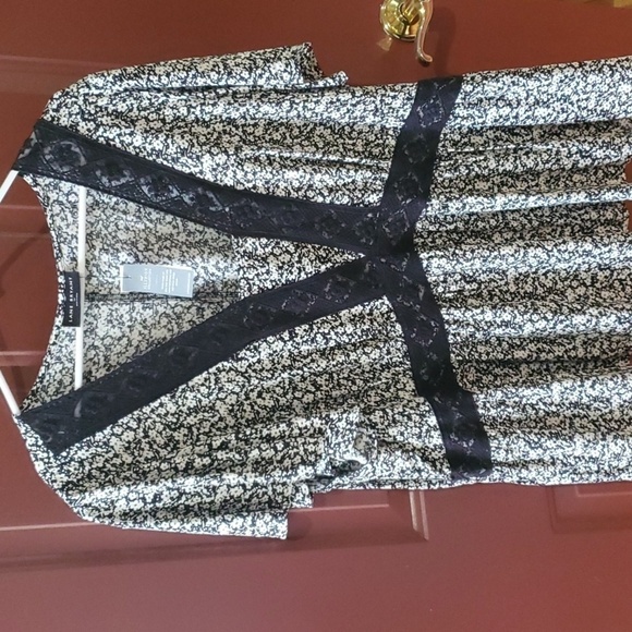 Lane Bryant black & white Cap sleeve top Black lace trim Size 22 NWT - Picture 1 of 15